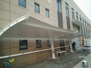 膜結(jié)構(gòu)車棚透光性和阻燃性表現(xiàn)在哪些方面？