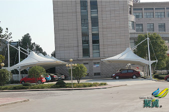 膜結構車棚在面對暴風雨時的效果