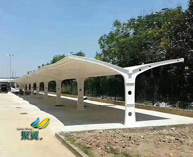 膜結(jié)構(gòu)車棚遮陽(yáng)防紫外線|膜結(jié)構(gòu)車棚建筑特點(diǎn)