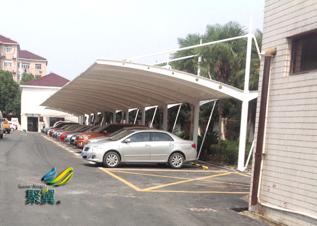   膜結構車棚中的人與自然|可展性和自適應性